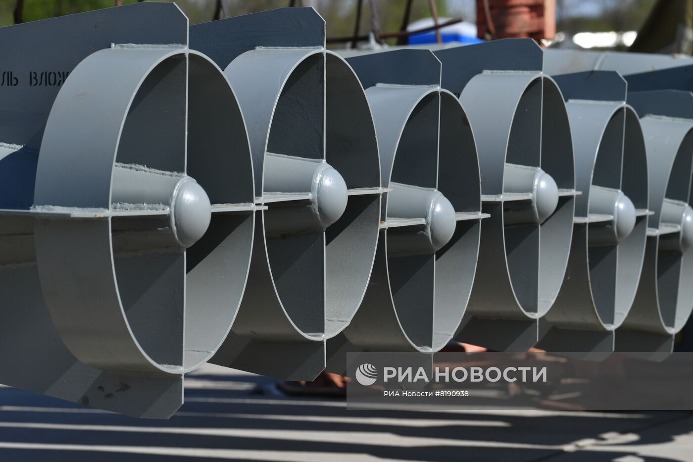 Подготовка к полетам самолетов ВКС РФ на аэродроме на Харьковском направлении