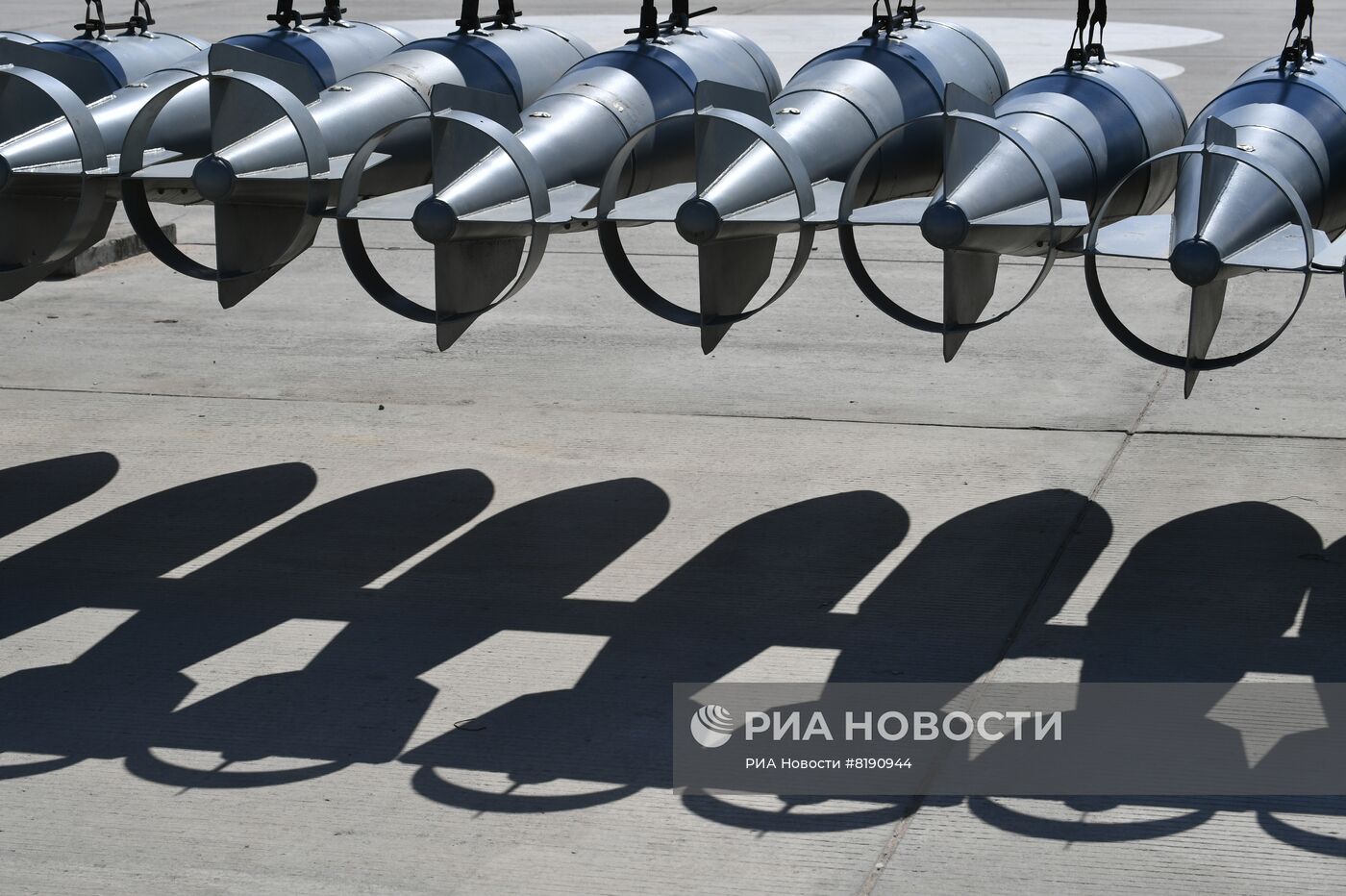 Подготовка к полетам самолетов ВКС РФ на аэродроме на Харьковском направлении