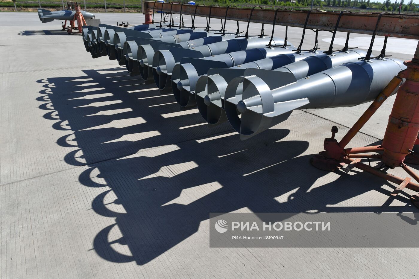 Подготовка к полетам самолетов ВКС РФ на аэродроме на Харьковском направлении