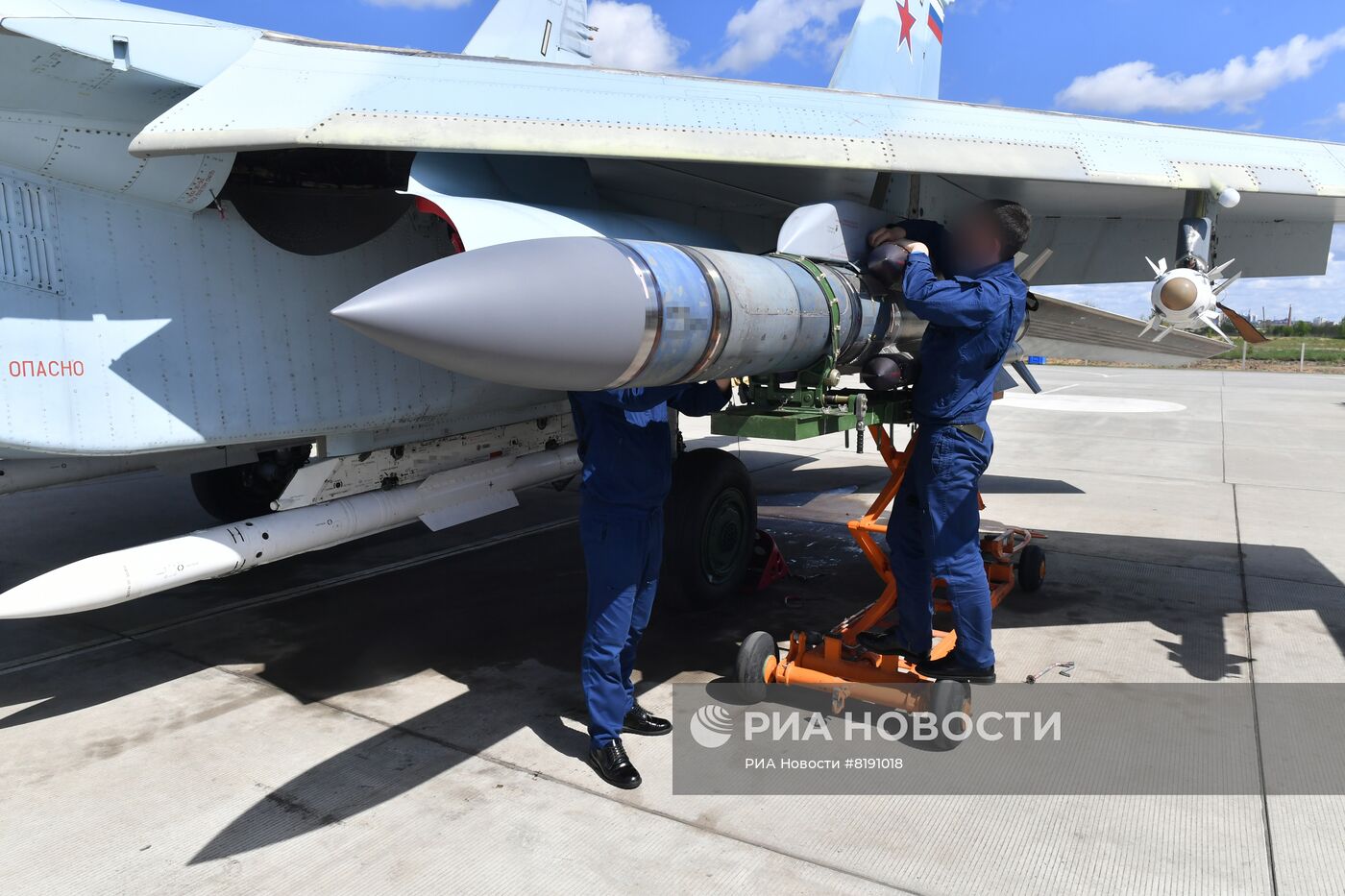 Подготовка к полетам самолетов ВКС РФ на аэродроме на Харьковском направлении