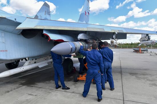 Подготовка к полетам самолетов ВКС РФ на аэродроме на Харьковском направлении