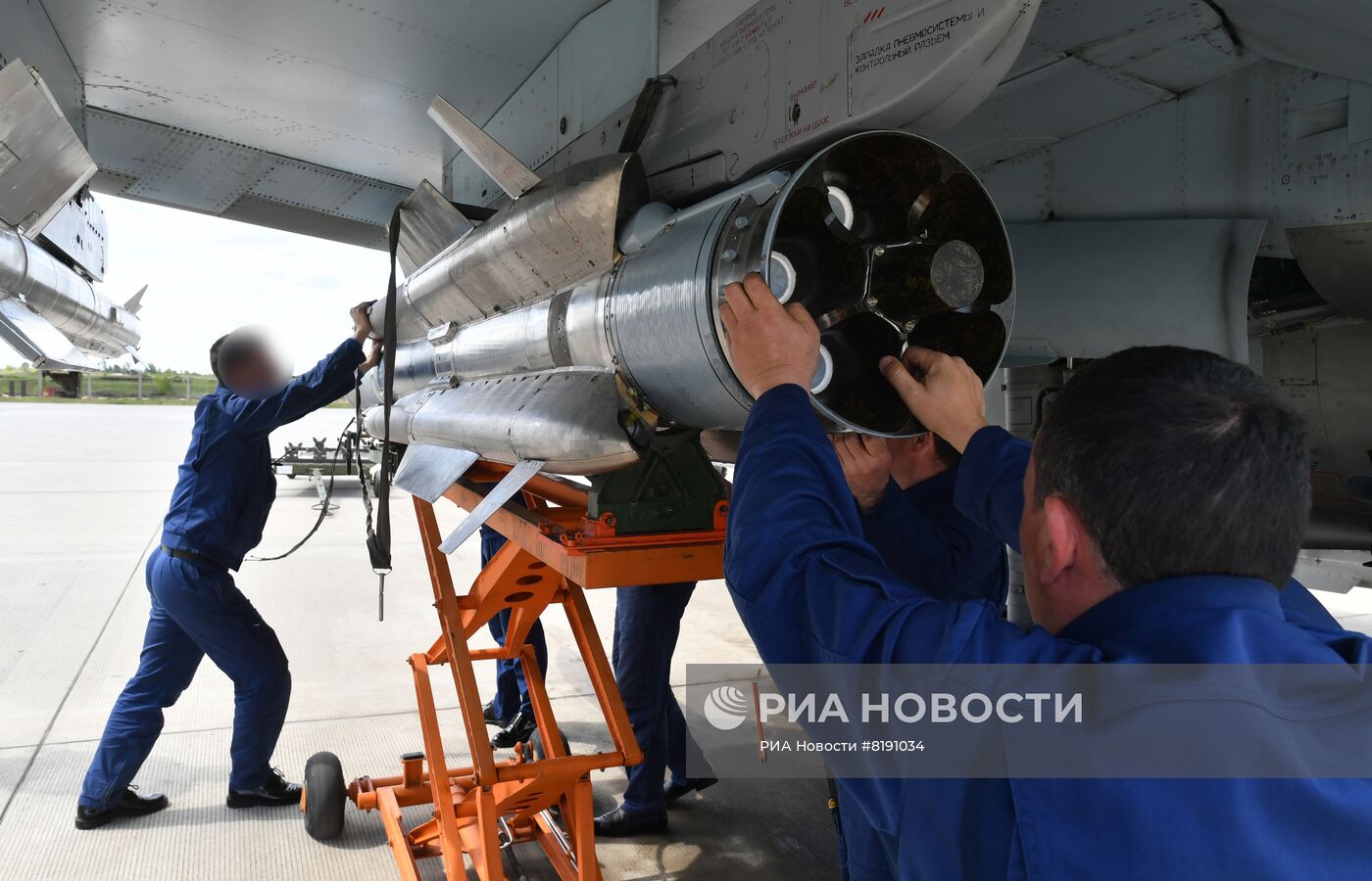 Подготовка к полетам самолетов ВКС РФ на аэродроме на Харьковском направлении