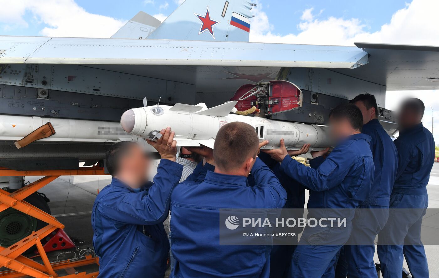 Подготовка к полетам самолетов ВКС РФ на аэродроме на Харьковском направлении