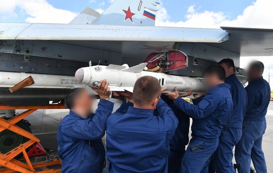 Подготовка к полетам самолетов ВКС РФ на аэродроме на Харьковском направлении