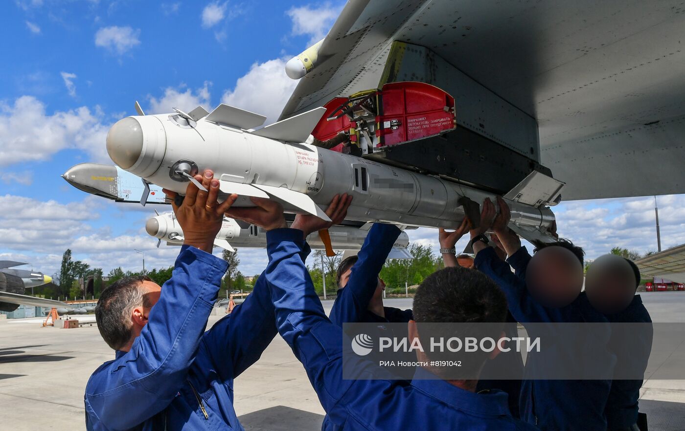 Подготовка к полетам самолетов ВКС РФ на аэродроме на Харьковском направлении