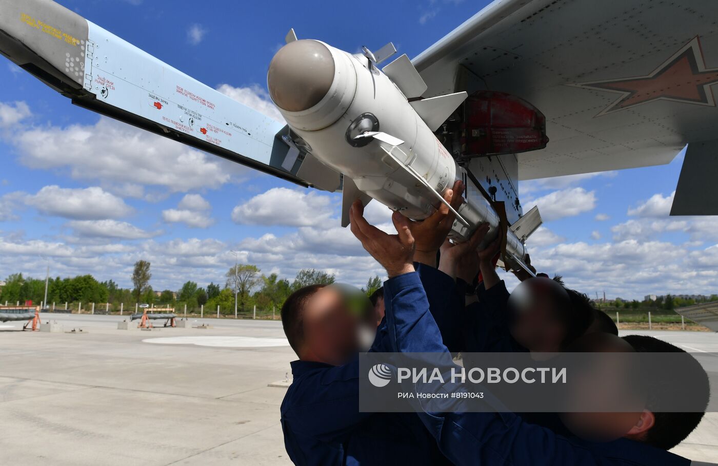 Подготовка к полетам самолетов ВКС РФ на аэродроме на Харьковском направлении