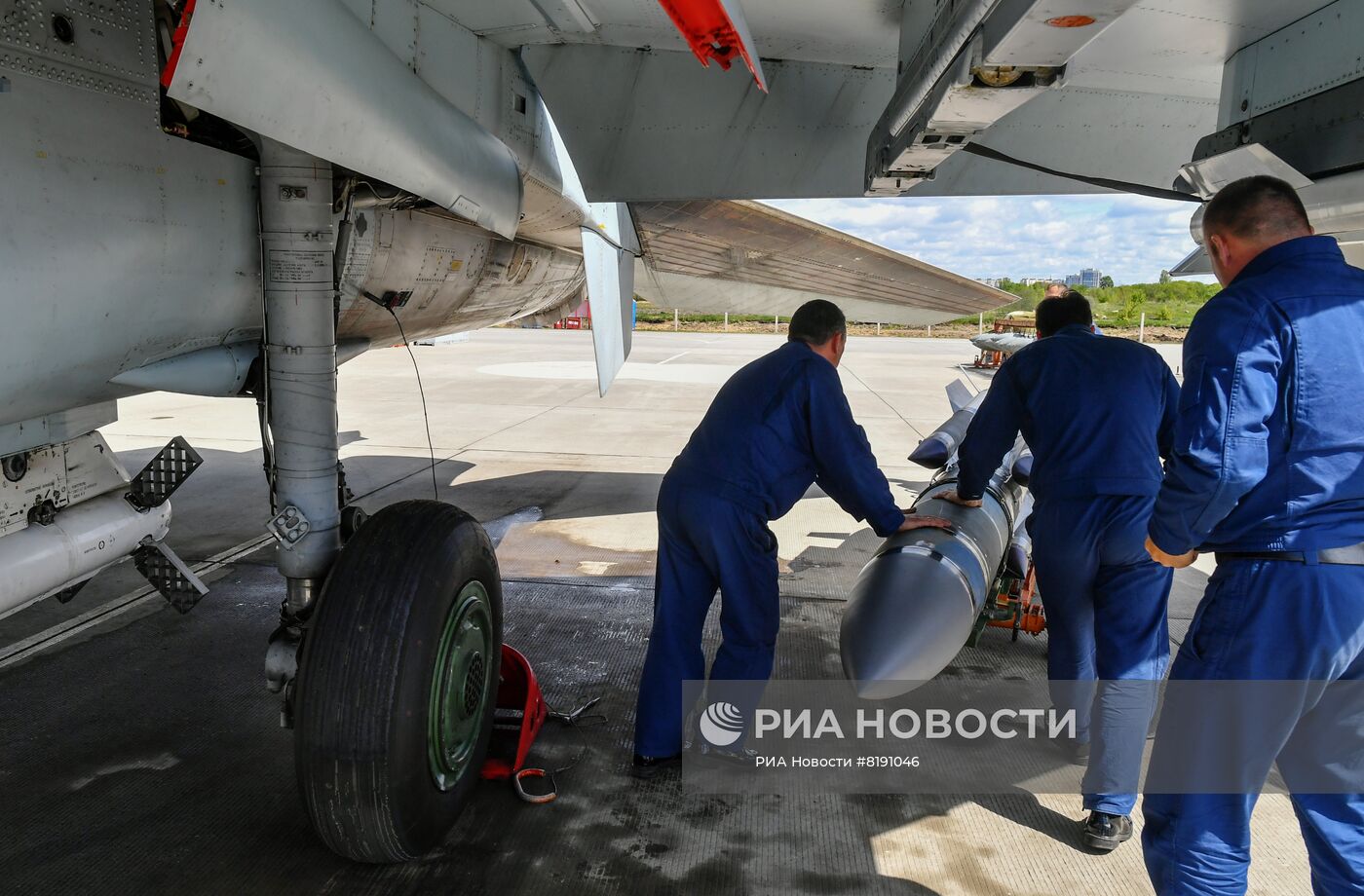 Подготовка к полетам самолетов ВКС РФ на аэродроме на Харьковском направлении