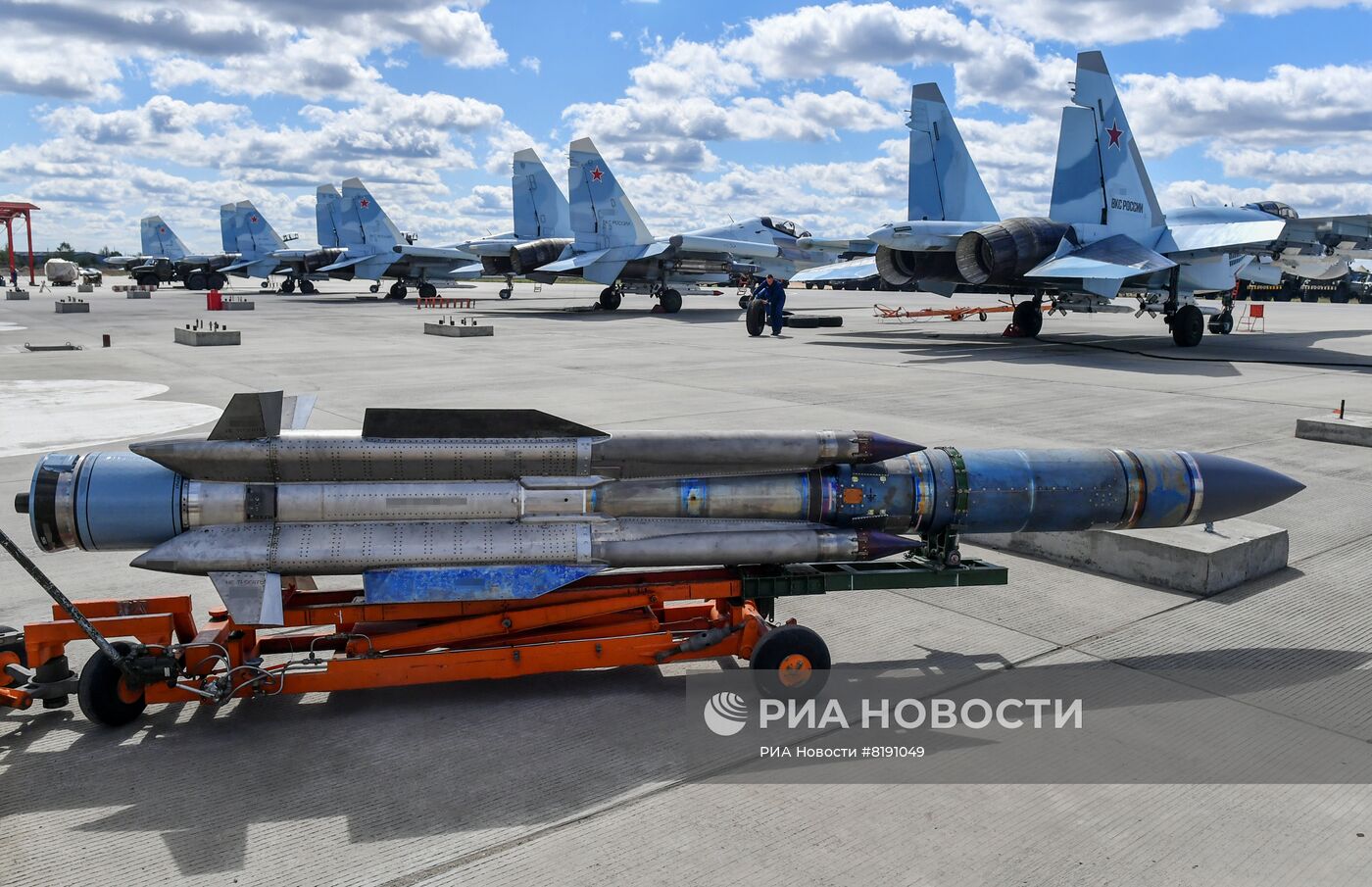 Подготовка к полетам самолетов ВКС РФ на аэродроме на Харьковском направлении