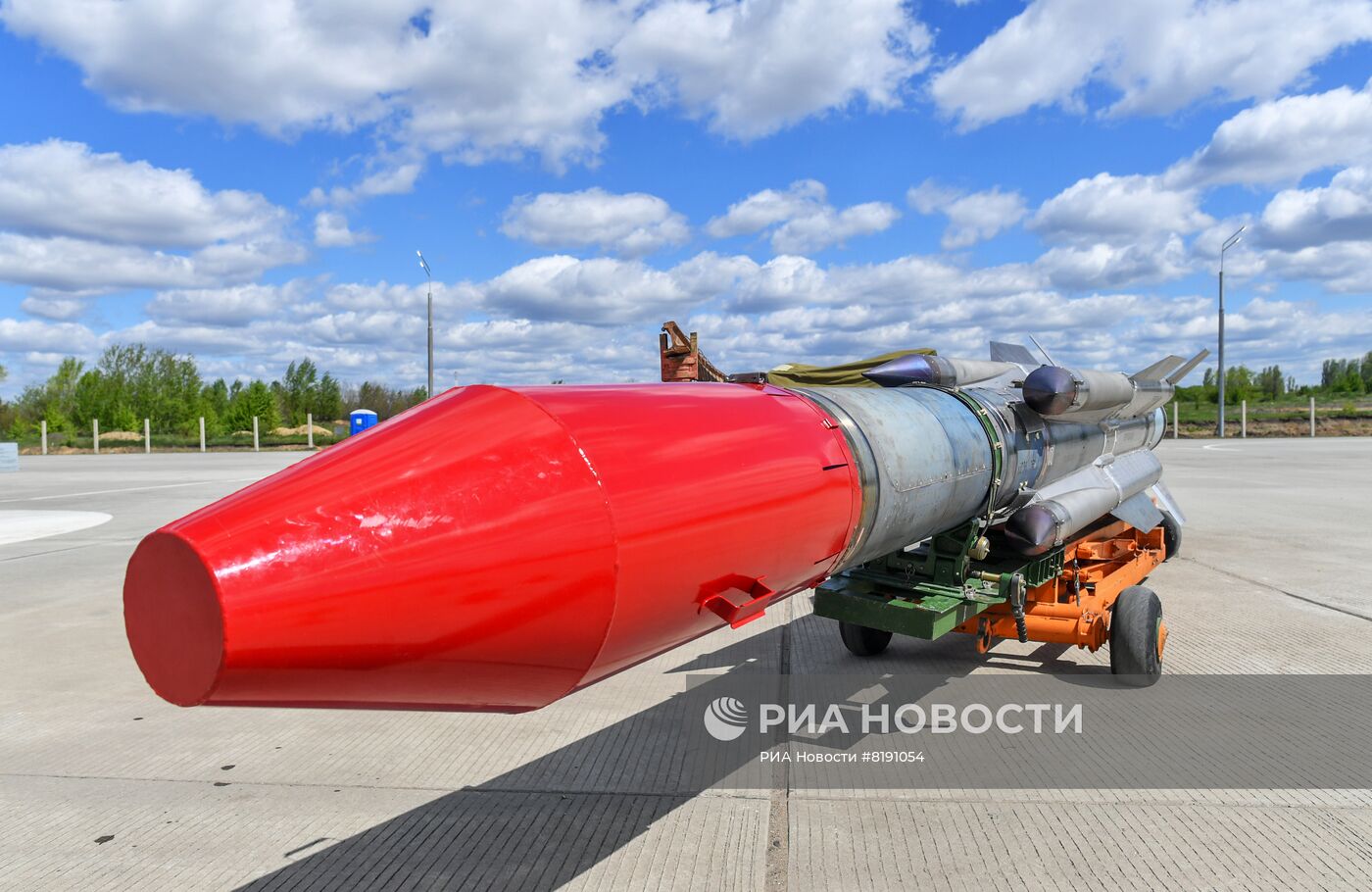 Подготовка к полетам самолетов ВКС РФ на аэродроме на Харьковском направлении