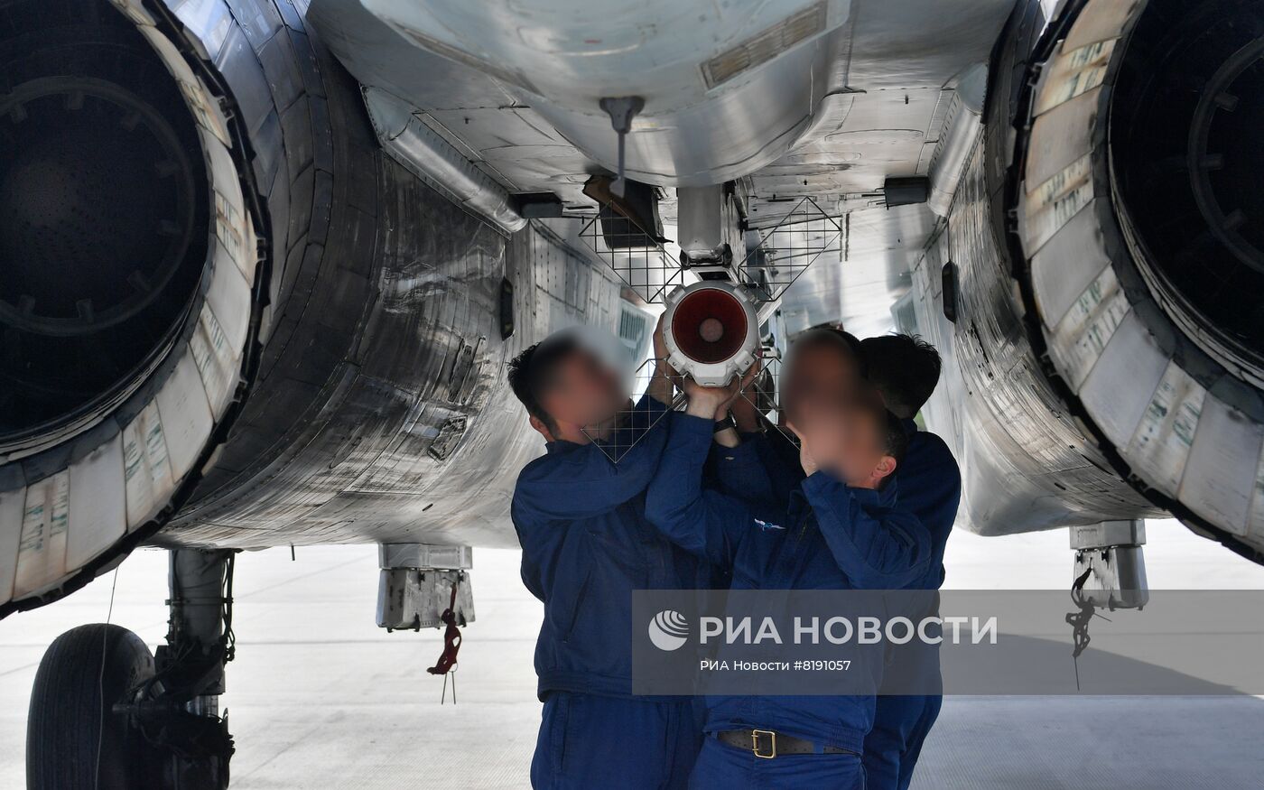 Подготовка к полетам самолетов ВКС РФ на аэродроме на Харьковском направлении