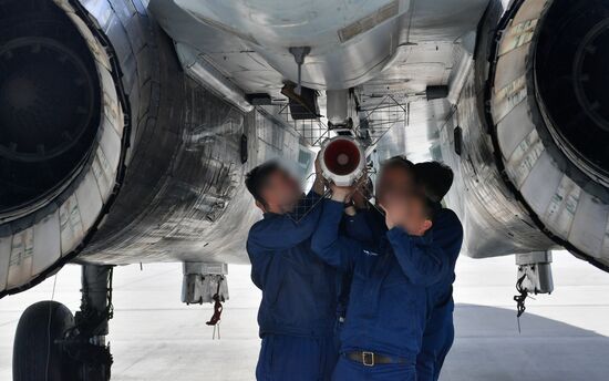 Подготовка к полетам самолетов ВКС РФ на аэродроме на Харьковском направлении