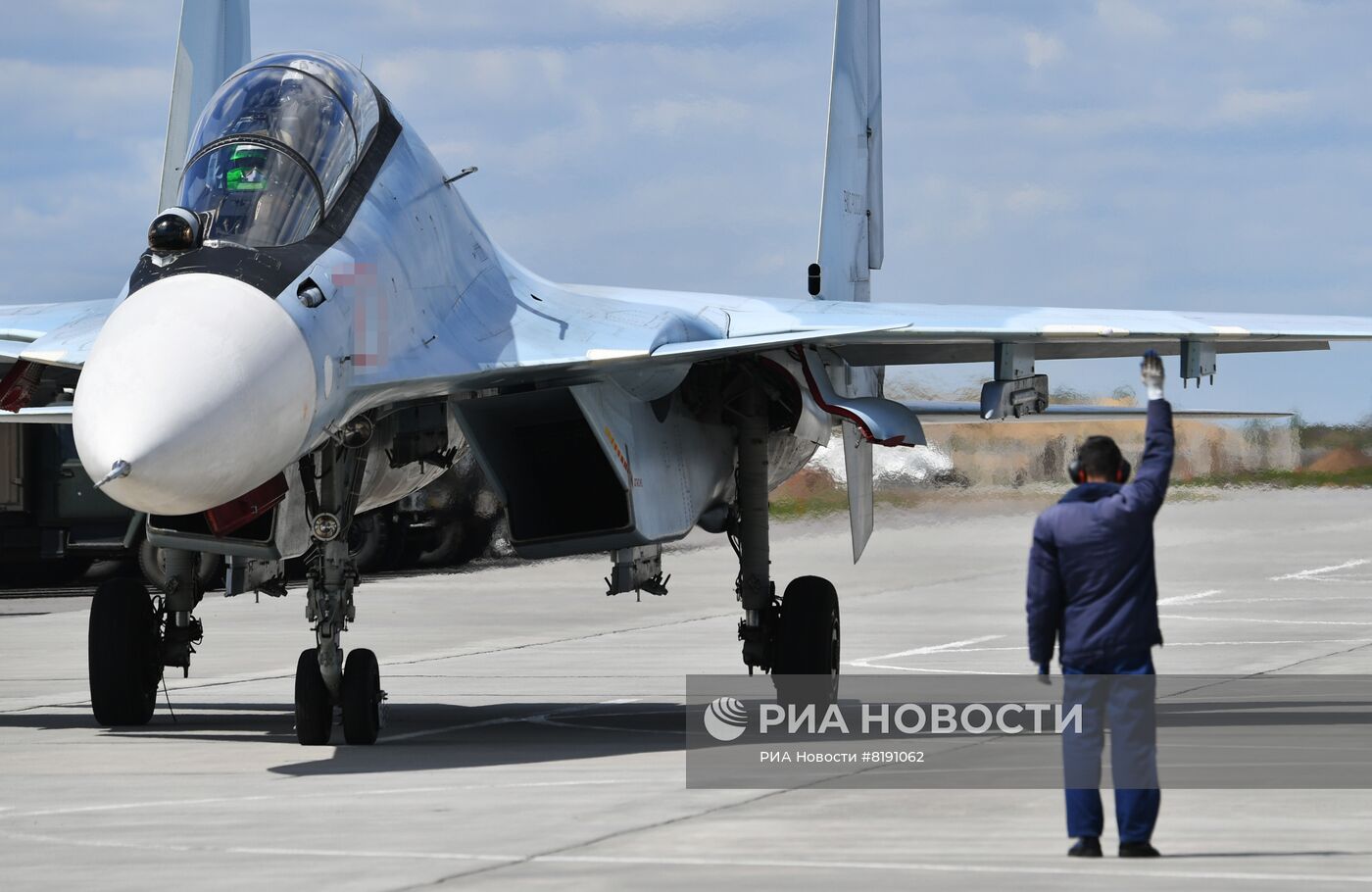 Подготовка к полетам самолетов ВКС РФ на аэродроме на Харьковском направлении