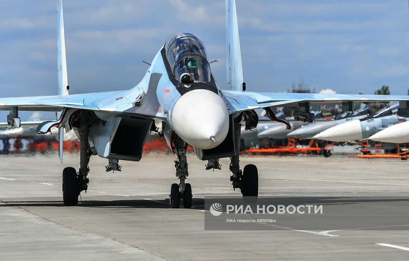 Подготовка к полетам самолетов ВКС РФ на аэродроме на Харьковском направлении