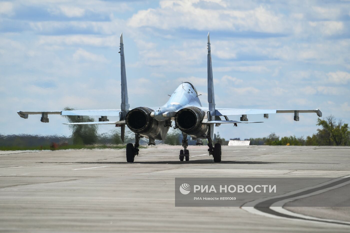 Подготовка к полетам самолетов ВКС РФ на аэродроме на Харьковском направлении