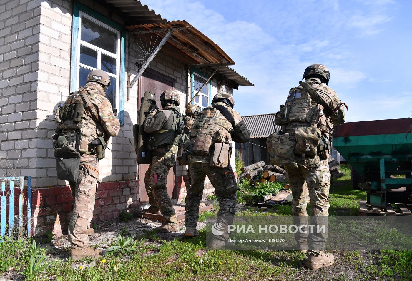 Работа спецназа МВД ЛНР по выявлению мест хранения оружия