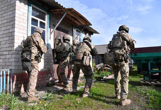 Работа спецназа МВД ЛНР по выявлению мест хранения оружия