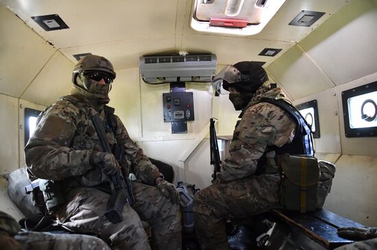 Работа спецназа МВД ЛНР по выявлению мест хранения оружия