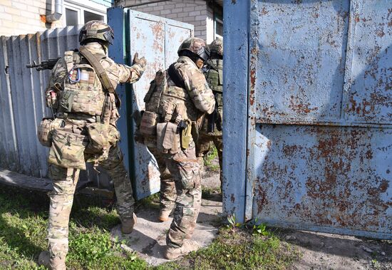 Работа спецназа МВД ЛНР по выявлению мест хранения оружия