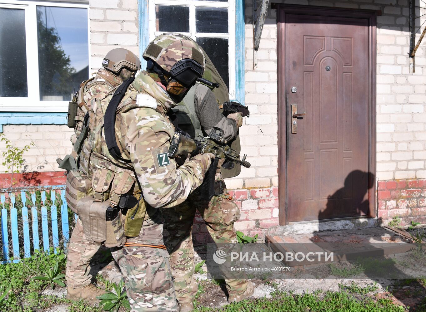 Работа спецназа МВД ЛНР по выявлению мест хранения оружия