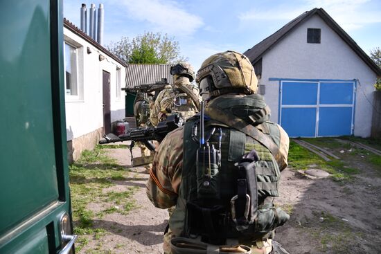 Работа спецназа МВД ЛНР по выявлению мест хранения оружия