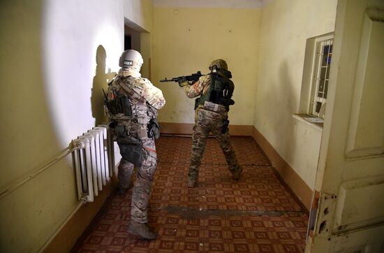 Работа спецназа МВД ЛНР по выявлению мест хранения оружия