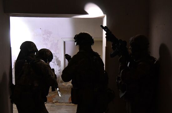 Работа спецназа МВД ЛНР по выявлению мест хранения оружия