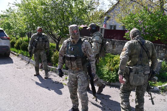 Работа спецназа МВД ЛНР по выявлению мест хранения оружия
