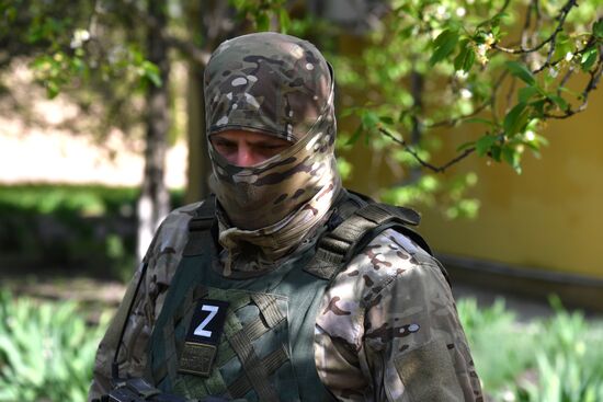 Работа спецназа МВД ЛНР по выявлению мест хранения оружия