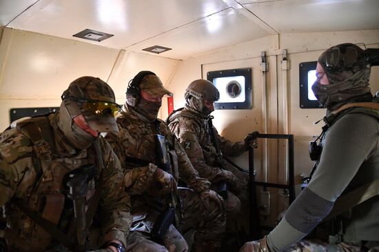 Работа спецназа МВД ЛНР по выявлению мест хранения оружия