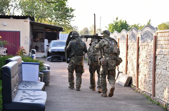 Работа спецназа МВД ЛНР по выявлению мест хранения оружия