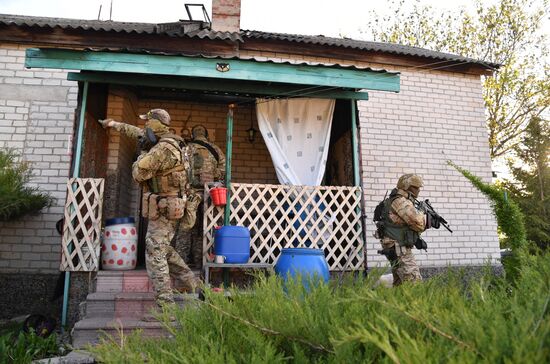 Работа спецназа МВД ЛНР по выявлению мест хранения оружия