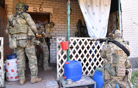 Работа спецназа МВД ЛНР по выявлению мест хранения оружия