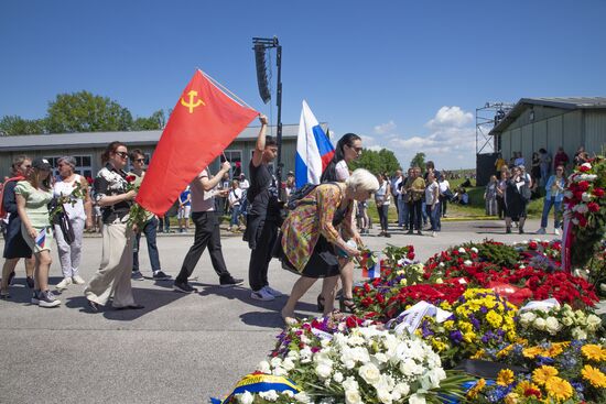 Торжественное шествие по случаю 77-й годовщины освобождения концлагеря "Маутхаузен" в Австрии