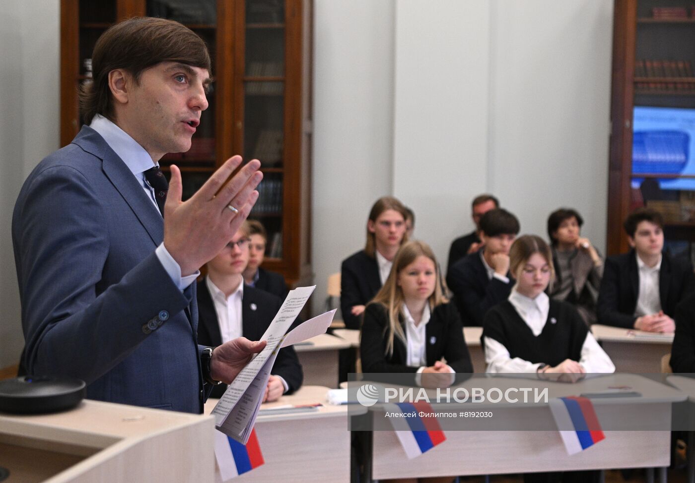 Министр просвещения России С. Кравцов провел открытый урок в московской школе