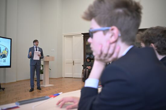 Министр просвещения России С. Кравцов провел открытый урок в московской школе