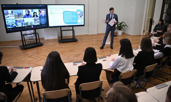 Министр просвещения России С. Кравцов провел открытый урок в московской школе
