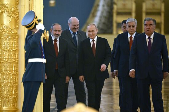 Президент РФ В. Путин принял участие во встрече лидеров государств - членов ОДКБ