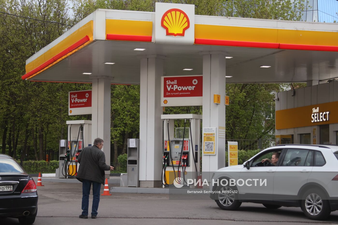 Shell прекращает обслуживание своих заправок в России