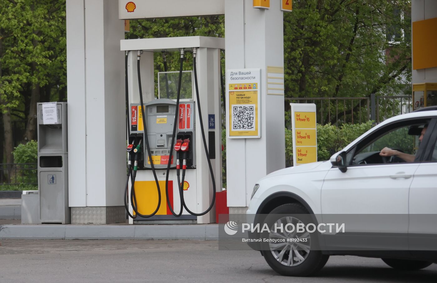 Shell прекращает обслуживание своих заправок в России