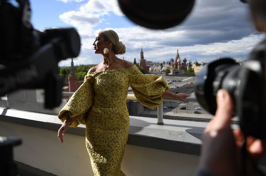 Выставка в честь 18-летия работы Ольги Бузовой в российском шоу-бизнесе