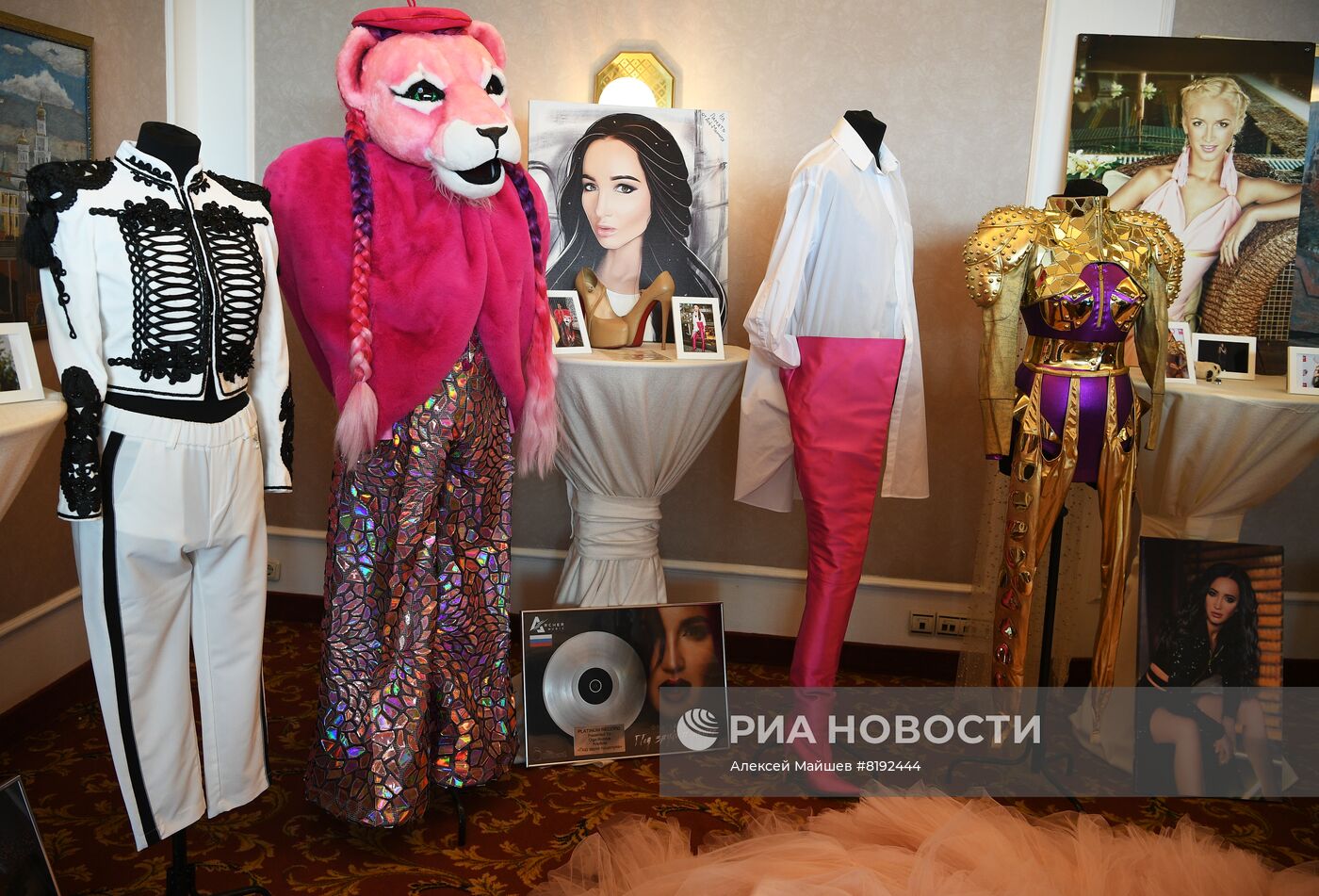 Выставка в честь 18-летия работы Ольги Бузовой в российском шоу-бизнесе
