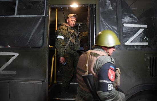 С "Азовстали" вывозят раненых украинских военных