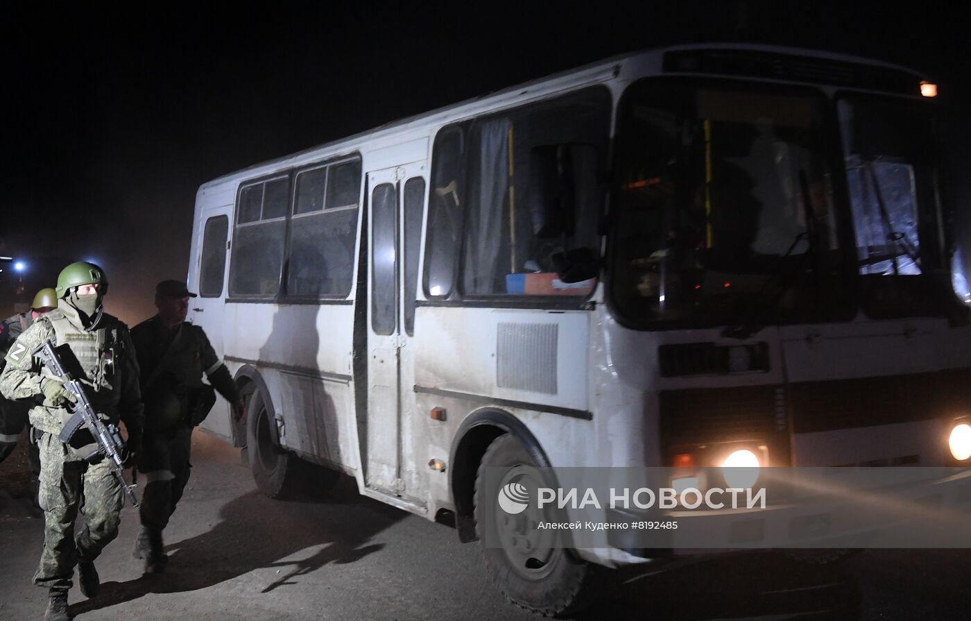 С "Азовстали" вывозят раненых украинских военных