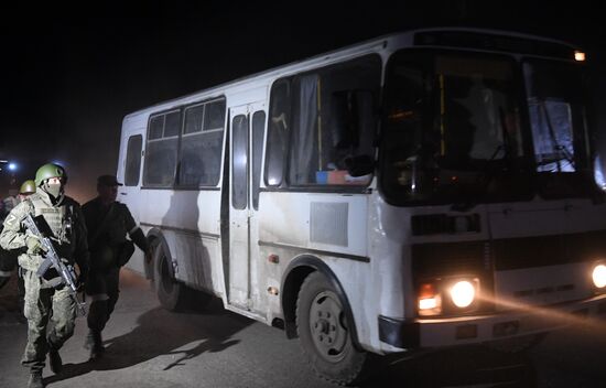 С "Азовстали" вывозят раненых украинских военных