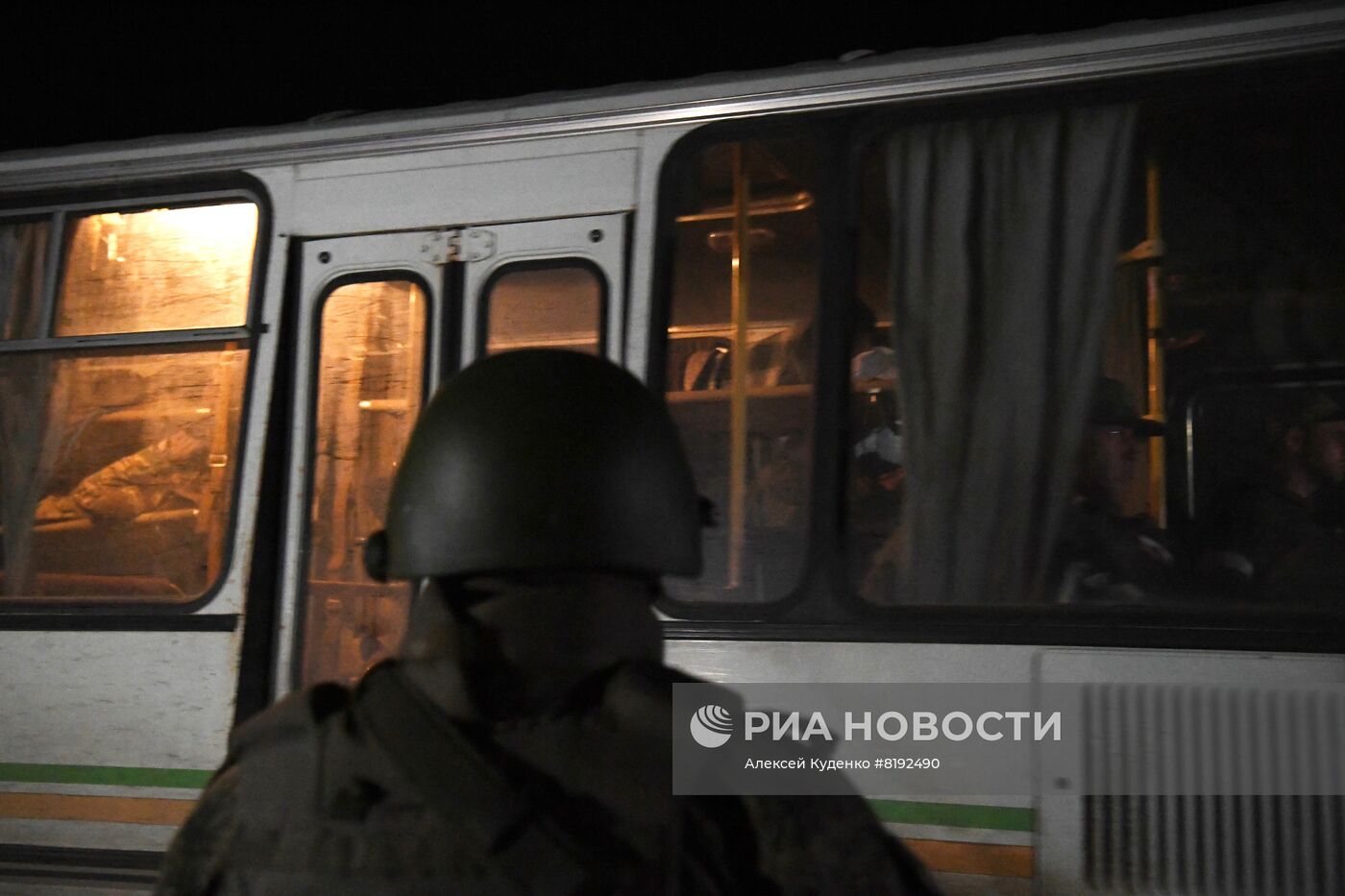 С "Азовстали" вывозят раненых украинских военных