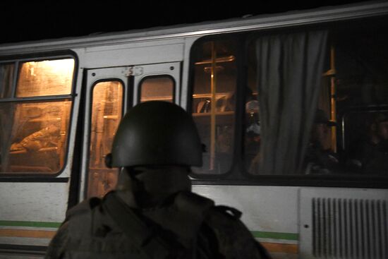 С "Азовстали" вывозят раненых украинских военных