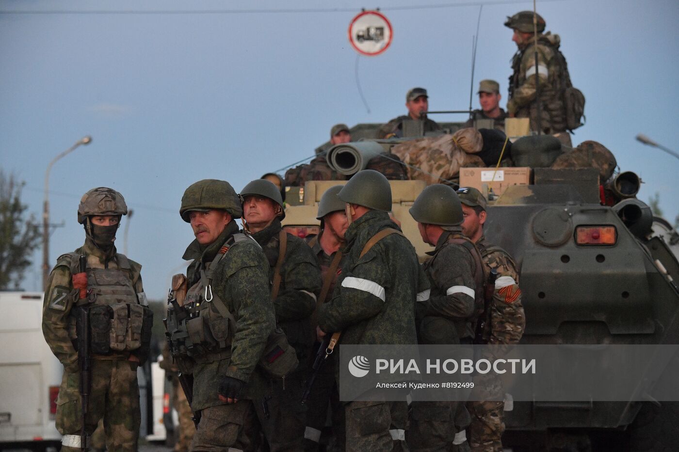 С "Азовстали" вывозят раненых украинских военных