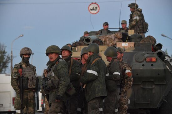 С "Азовстали" вывозят раненых украинских военных