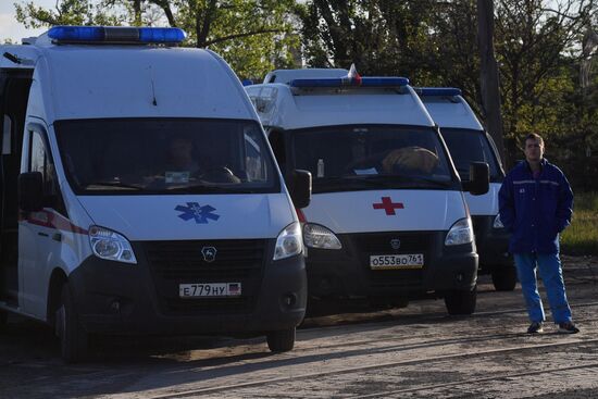 С "Азовстали" вывозят раненых украинских военных