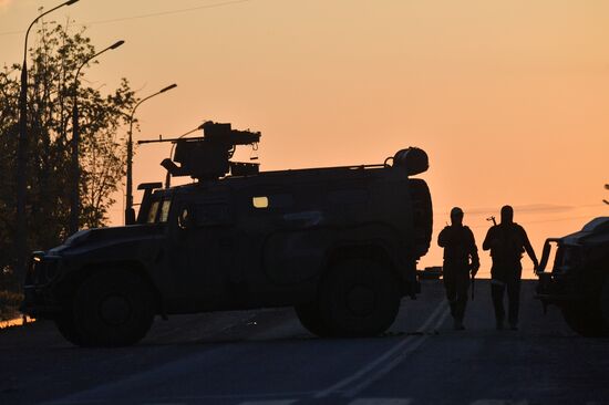 С "Азовстали" вывозят раненых украинских военных